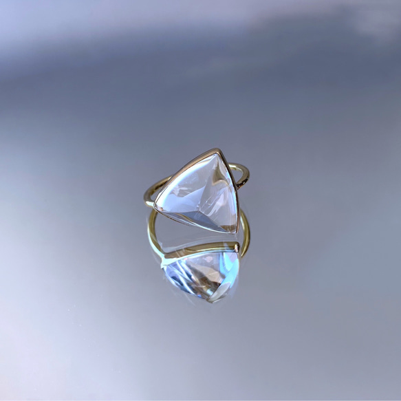 【15号】水晶のシュガーローフカット 真鍮リング・トライアングル 1枚目の画像