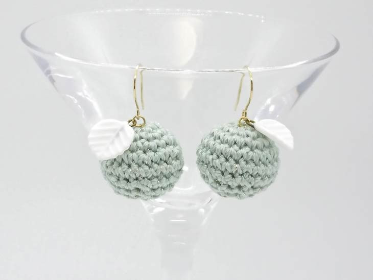 編みくるみ果実のピアス　ホワイトリーフ