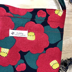 [Walking pochette] 黑色帶可愛山茶花圖案，可調節弦長 sacoche 型 第2張的照片