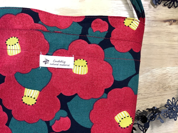 [Walking pochette] 黑色帶可愛山茶花圖案，可調節弦長 sacoche 型 第2張的照片