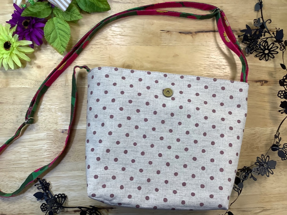 [Walking pochette]綠色帶可愛的山茶花圖案，可調節繩長sacoche型 第3張的照片