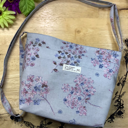 [Walking Pochette] 花朵圖案灰色可調節繩索包款 第1張的照片