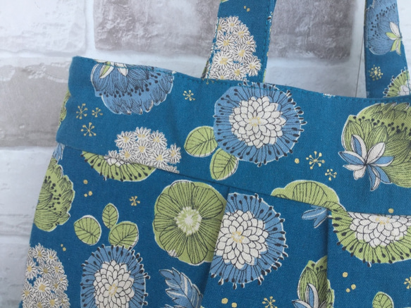 [M尺寸，帶扣]斯堪的納維亞金色花紋奶奶包藍色&lt;建議通勤包的尺寸！ &gt; 第2張的照片