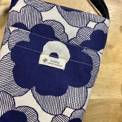 【行走的手拿包】斯堪的納維亞大花卉圖案，海軍藍，可調繩長，可改變尺寸，也可以掛在智慧型手機肩上♪ 第2張的照片