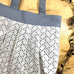 [帶拉鍊的M尺寸]鏤空蕾絲花邊（花卉圖案）棉亞麻奶奶袋藍色&lt;通勤袋的建議尺寸！ &gt; 第2張的照片