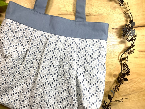 [帶拉鍊的M尺寸]鏤空蕾絲花邊（花卉圖案）棉亞麻奶奶袋藍色&lt;通勤袋的建議尺寸！ &gt; 第2張的照片