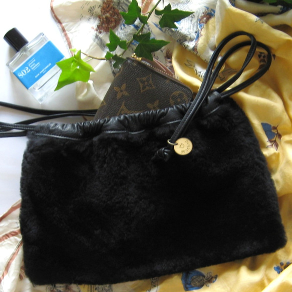 FUR STRINGS black　本革製　ファー巾着型バッグ 1枚目の画像