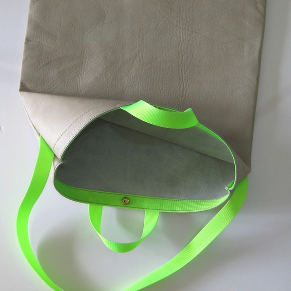 ショッパー グレージュ+ネオングリーン 本革製　ショッパーバッグ 2枚目の画像