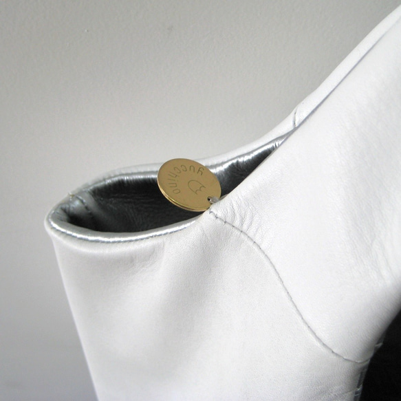 ラウンドリバーシブル シルバー + ホワイト　本革製　リバーシブルバッグ 4枚目の画像