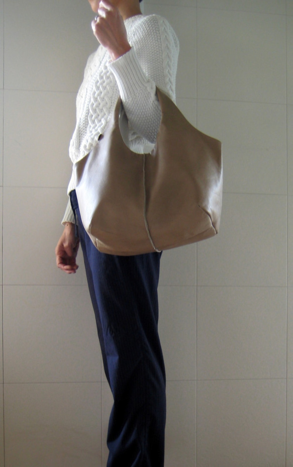 ラウンドリバーシブル シルバー+ブルー　本革製　リバーシブルバッグ 5枚目の画像