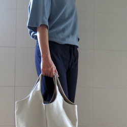 ラウンドリバーシブル シルバー+ブルー　本革製　リバーシブルバッグ 6枚目の画像