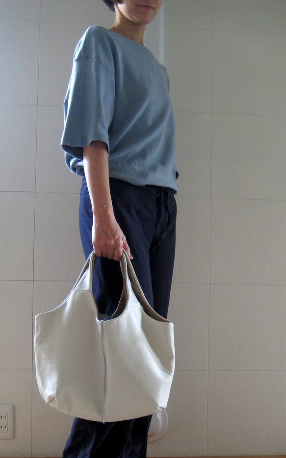 ラウンドリバーシブル シルバー+ブルー　本革製　リバーシブルバッグ 6枚目の画像