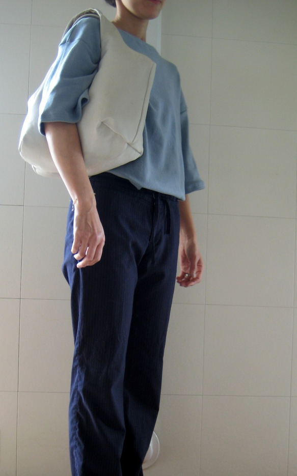 ラウンドリバーシブル シルバー+ブルー　本革製　リバーシブルバッグ 7枚目の画像