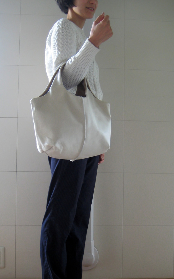 ラウンドリバーシブル シルバー+ブルー　本革製　リバーシブルバッグ 8枚目の画像