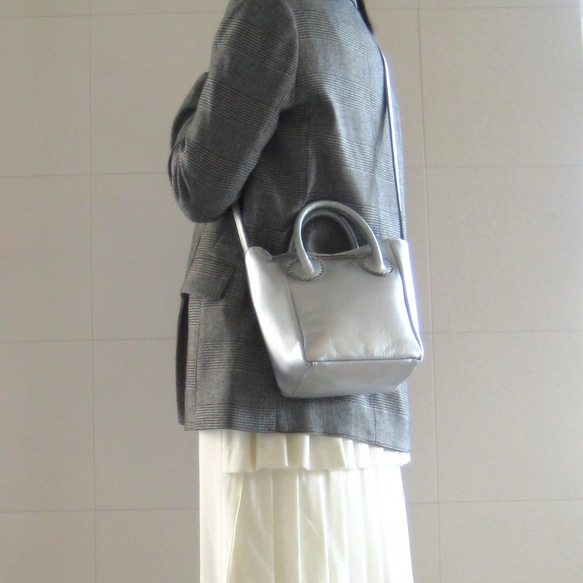 チューブミニ カラシ 本革製　ショルダーストラップ付きミニバッグ 5枚目の画像