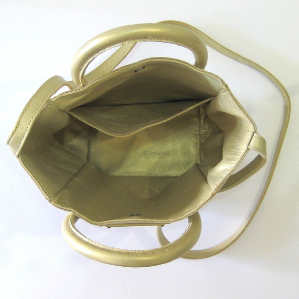 チューブミニ プラチナゴールド 本革製　ショルダーストラップ付きミニバッグ 3枚目の画像