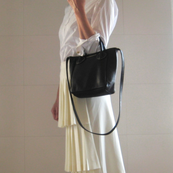 チューブミニ ブラック 本革製　ショルダーストラップ付きミニバッグ 1枚目の画像