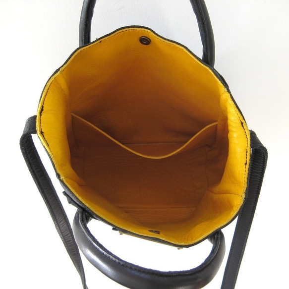 チューブミニ ブラック 本革製　ショルダーストラップ付きミニバッグ 3枚目の画像