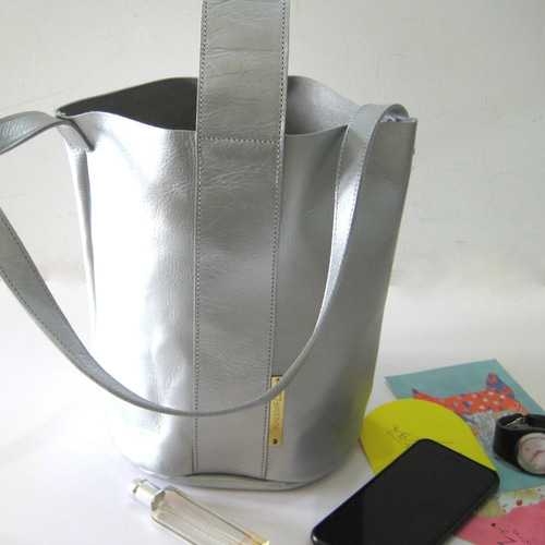 シルバーカゴバッグ　美品　 セレクトショップ　バケツ型 bag-1108-t1-gld.jpg