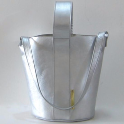 バケット シルバー　本革製　バケツ型バッグ 2枚目の画像