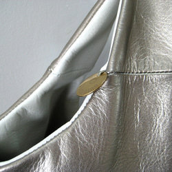 ROUND reversible  shiny gray + white　本革製　リバーシブルバッグ 3枚目の画像