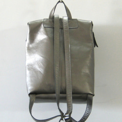 KNAPSACK shiny gray　本革製　リュック 2枚目の画像