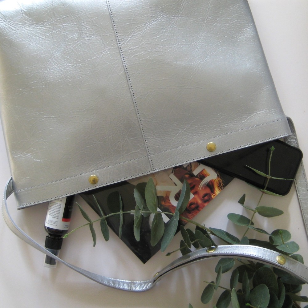 ビッグサコッシュ シルバー　本革製　サコッシュバッグ 9,900円