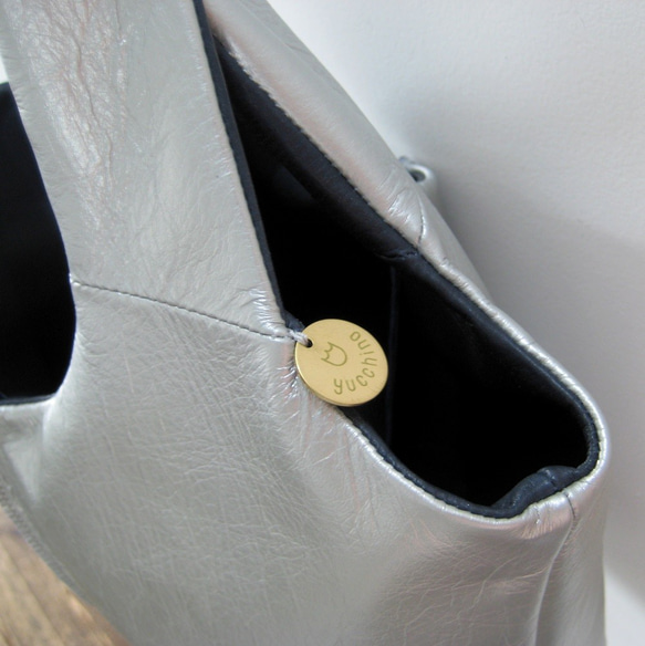 RDリバーシブルミニ シルバー+ネイビー　本革製　リバーシブルバッグ 3枚目の画像