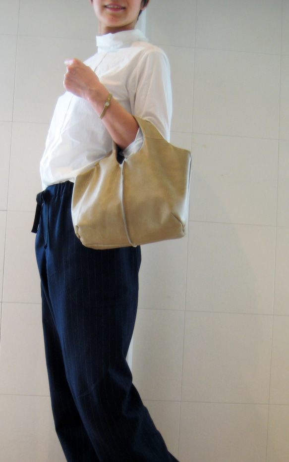RDリバーシブルミニ シルバー+ネイビー　本革製　リバーシブルバッグ 6枚目の画像