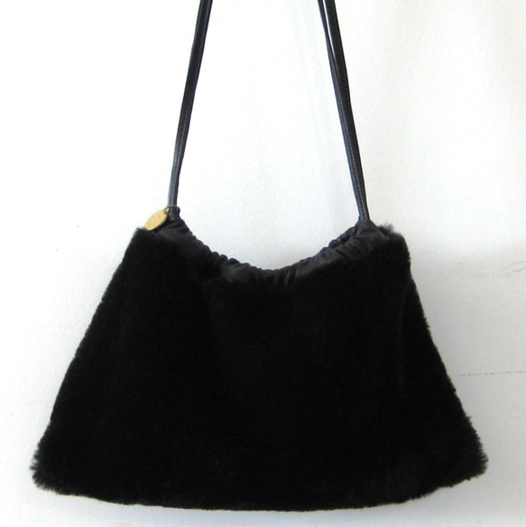FUR STRINGS black　本革製　ファー巾着型バッグ 2枚目の画像