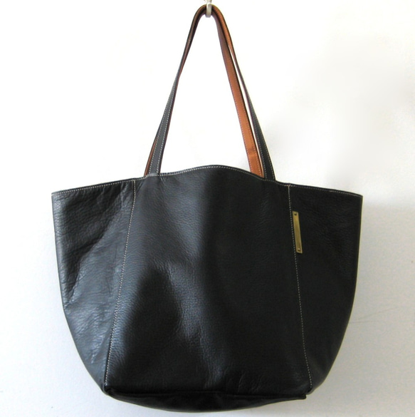 リバーシブルMサイズ ブラック+キャラメルブラウン　本革製　リバーシブルバッグ 2枚目の画像