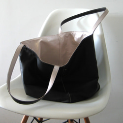 リバーシブルMサイズ ブラック+ピンクゴールド　本革製　リバーシブルバッグ 1枚目の画像