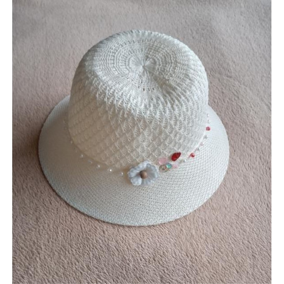 柔らか素材♪バッグインできる♪アシンメトリービーズと白いお花のホワイトハット 帽子 1枚目の画像