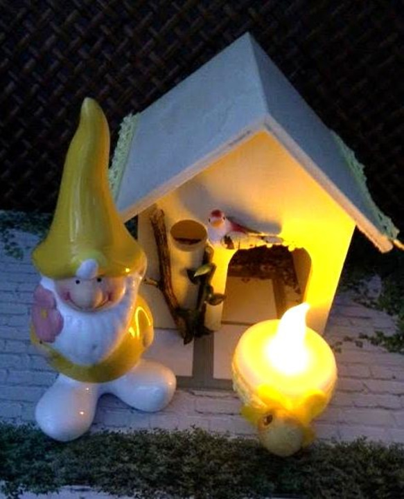 イエローの小人さん 小鳥 ウッドハウス LEDキャンドルライト♪ミニチュア 陶器 オブジェ 3枚目の画像