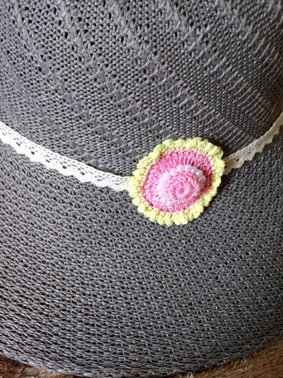 バッグインもできる♪かぎ編み帽子モチーフとアイボリーベージュレースのグレーハット 2枚目の画像