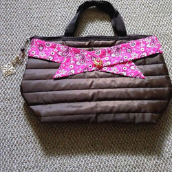 ピンクのバンダナとお花ボタン&ゴールドモチーフ★サテンブラウンのキルティング トートバッグ ハンドバッグ 4枚目の画像