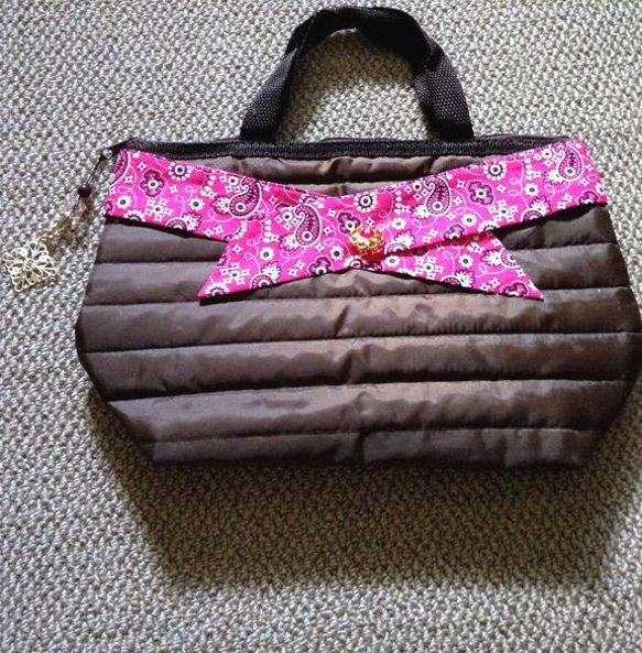 ピンクのバンダナとお花ボタン&ゴールドモチーフ★サテンブラウンのキルティング トートバッグ ハンドバッグ 4枚目の画像