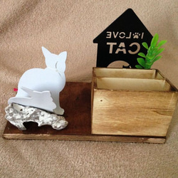 白猫ちゃんのお家デザイン♪ ウッド素材のリモコンラックとスマホ 携帯立ての一体型♪小物置き 4枚目の画像