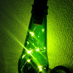 グリーンガラス瓶のLEDジュエリーライトとウォールシェルフの一体型デザイン★ 2枚目の画像