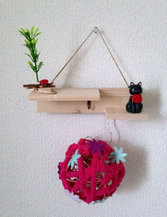 黒猫ちゃんとピンクのお花ボールLEDライト付きウッドシェルフ♪マルチ棚小物置き 7枚目の画像