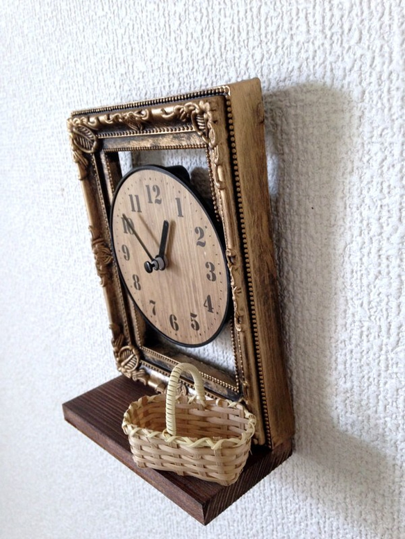 アンティークスタイルの壁掛け＆置き型の時計★ウッドの小物置きとミニチュアカゴバッグ付き♪ 2枚目の画像