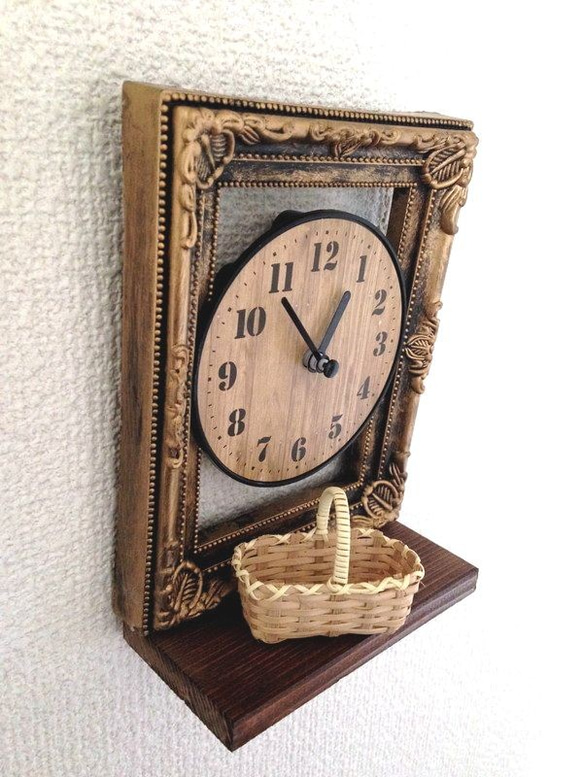 アンティークスタイルの壁掛け＆置き型の時計★ウッドの小物置きとミニチュアカゴバッグ付き♪ 3枚目の画像