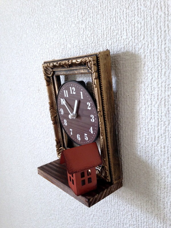 アンティークスタイルの壁掛け＆置き型の時計★ウッドの小物置きとミニチュアのお家インテリア付き♪ 2枚目の画像