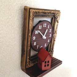 アンティークスタイルの壁掛け＆置き型の時計★ウッドの小物置きとミニチュアのお家インテリア付き♪ 3枚目の画像