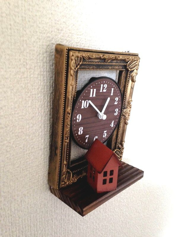 アンティークスタイルの壁掛け＆置き型の時計★ウッドの小物置きとミニチュアのお家インテリア付き♪ 3枚目の画像