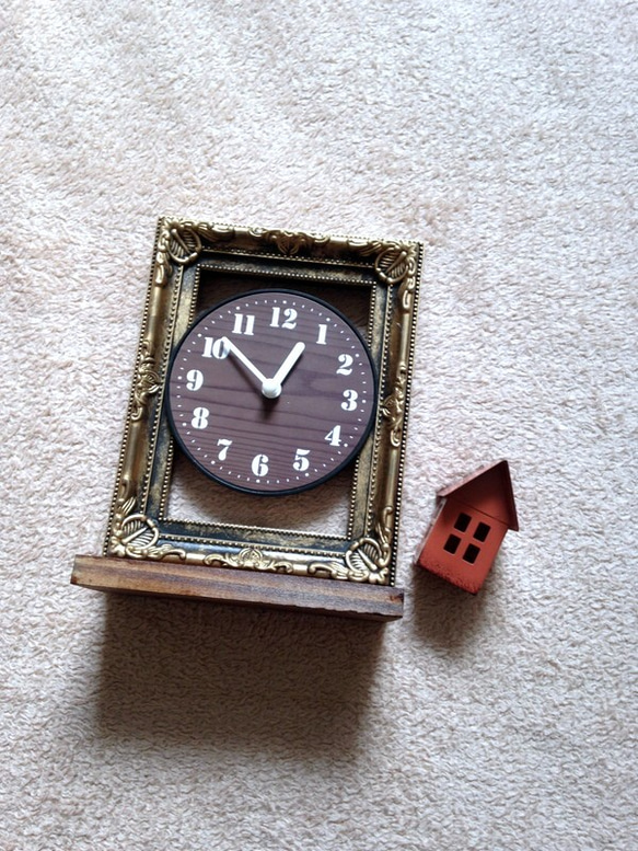 アンティークスタイルの壁掛け＆置き型の時計★ウッドの小物置きとミニチュアのお家インテリア付き♪ 4枚目の画像