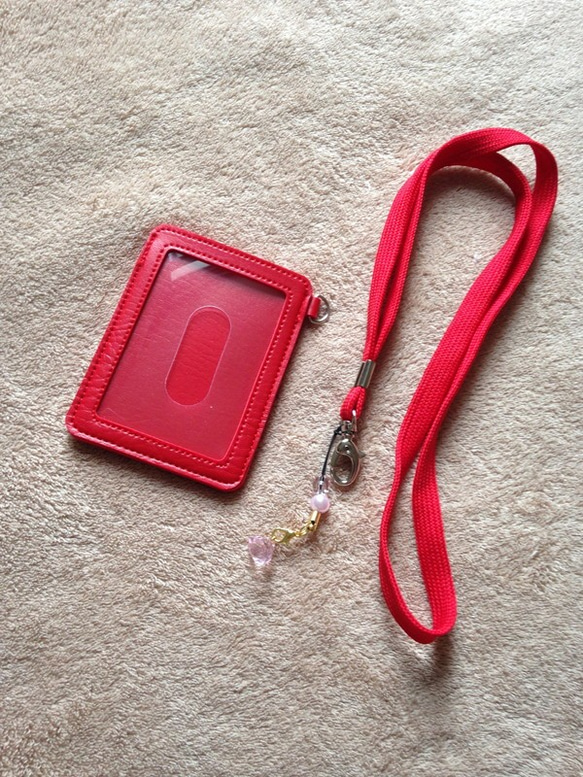 毎日の必需品 赤いパスケース 2way★携帯ストラップにも★タッセルポイント♪ 3枚目の画像