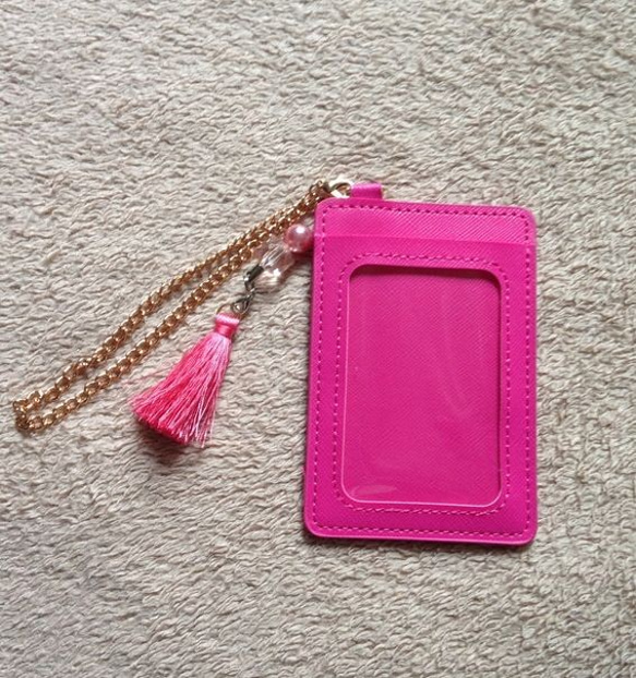 バッグにもつけられるゴールドチェーン付き☆ピンクのパスケース 定期入れ 5枚目の画像