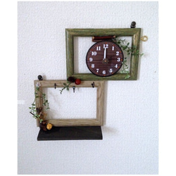 ビンテージスタイル◆壁掛け時計とアクセサリーやキーフックにもなる一体型◆ウッドの小物置き付き 1枚目の画像