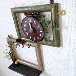 ビンテージスタイル◆壁掛け時計とアクセサリーやキーフックにもなる一体型◆ウッドの小物置き付き 2枚目の画像